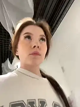 Wanda Wild online show from 10-31-25, 04:41