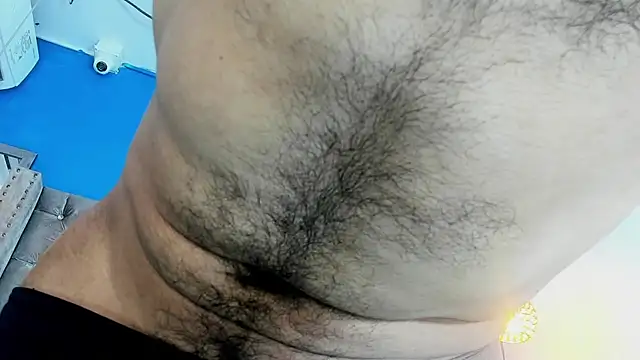 Snapshot of latinhotmuscle chatting on 10-18-25, 03:09 latinhotmuscle online show from 10-18-25, 03:09