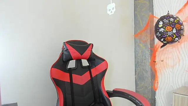 Snapshot of Raven_Rouge_ chatting on 10-30-25, 05:20 Raven Rouge online show from 10-30-25, 05:20