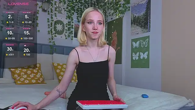 Snapshot of EmmaNovak chatting on 10-10-25, 12:26 EmmaNovak online show from 10-10-25, 12:26