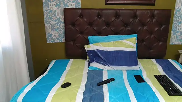 Snapshot of ExoticCandyx chatting on 10-17-25, 08:39 ExoticCandyx online show from 10-17-25, 08:39