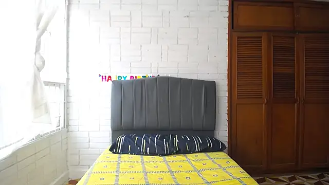 Naia Stant online show from 10-24-25, 06:37