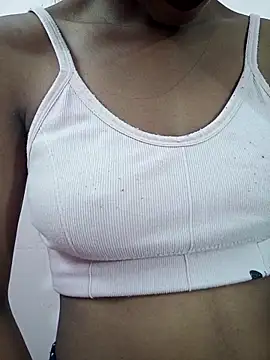 Snapshot of Small_Titss chatting on 10-18-25, 05:21 Small Titss online show from 10-18-25, 05:21