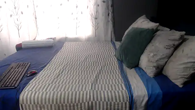 Snapshot of SEXYHUGEASS21 chatting on 10-20-25, 07:42 SEXYHUGEASS21 online show from 10-20-25, 07:42