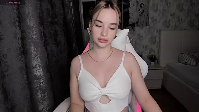 Snapshot of KiraKrox chatting on 10-18-25, 07:25 KiraKrox online show from 10-18-25, 07:25