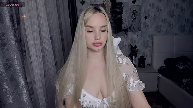 KiraKrox online show from 12-15-25, 08:24