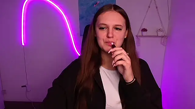 Snapshot of Aurora_White chatting on 10-20-25, 11:21 Aurora White online show from 10-20-25, 11:21