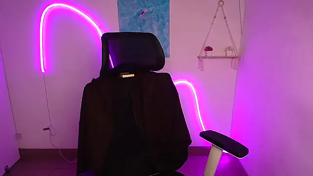 Snapshot of Aurora_White chatting on 10-27-25, 12:20 Aurora White online show from 10-27-25, 12:20