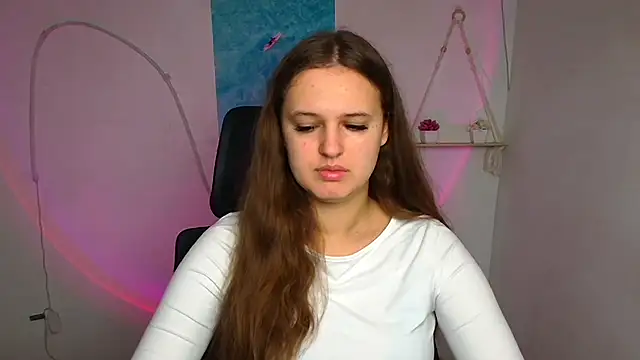 Snapshot of Aurora_White chatting on 10-28-25, 06:28 Aurora White online show from 10-28-25, 06:28