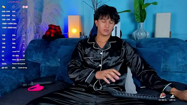 Leo Savage  online show from 12-16-25, 03:44