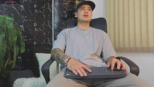 Snapshot of Alexander_ferre chatting on 04-08-26, 01:33 Alexander ferre online show from 04-08-26, 01:33