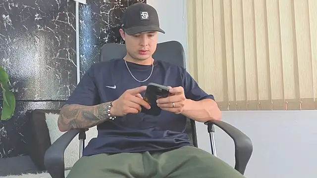 Snapshot of Alexander_ferre chatting on 04-10-26, 01:27 Alexander ferre online show from 04-10-26, 01:27