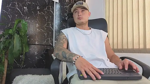 Snapshot of Alexander_ferre chatting on 04-15-26, 01:40 Alexander ferre online show from 04-15-26, 01:40