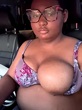 Snapshot of PoppyLuxe chatting on 11-18-25, 10:25 PoppyLuxe online show from 11-18-25, 10:25