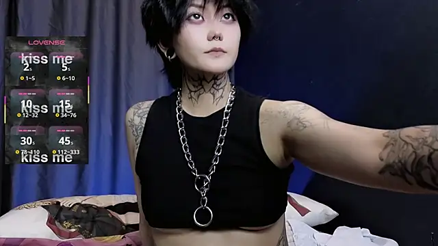 Snapshot of GothXRaven chatting on 10-17-25, 04:09 GothXRaven online show from 10-17-25, 04:09