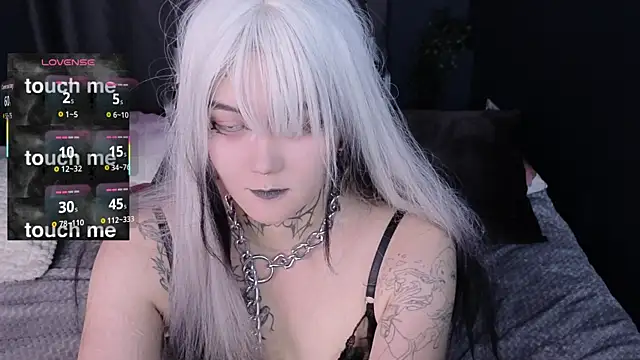 Snapshot of GothXRaven chatting on 10-19-25, 05:13 GothXRaven online show from 10-19-25, 05:13