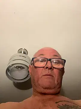 Snapshot of naughtygrandad1 chatting on 10-17-25, 06:27 naughtygrandad1 online show from 10-17-25, 06:27