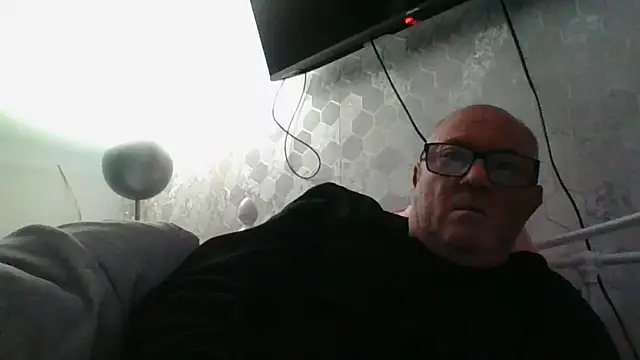 Snapshot of naughtygrandad1 chatting on 10-24-25, 06:43 naughtygrandad1 online show from 10-24-25, 06:43