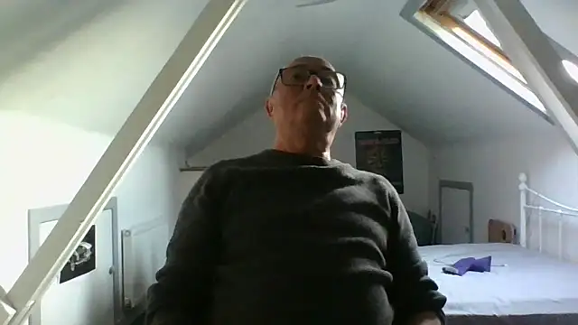 Snapshot of naughtygrandad1 chatting on 11-04-25, 03:22 naughtygrandad1 online show from 11-04-25, 03:22