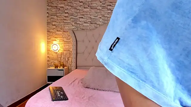 Snapshot of Lucia-Horny24 chatting on 10-22-25, 07:57 Lucia-Horny24 online show from 10-22-25, 07:57