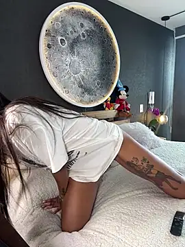 Snapshot of Sarajames chatting on 11-11-25, 06:19 Sarajames online show from 11-11-25, 06:19