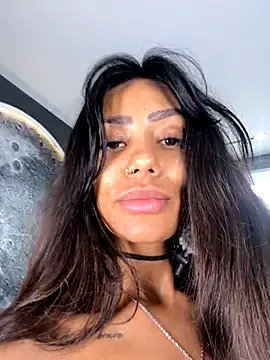 Snapshot of Sarajames chatting on 11-15-25, 02:13 Sarajames online show from 11-15-25, 02:13