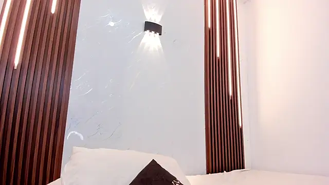 Snapshot of CarolinaMejia chatting on 10-15-25, 01:44 CarolinaMejia online show from 10-15-25, 01:44