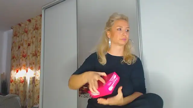 Snapshot of merlyn4 chatting on 10-14-25, 09:32 merlyn4 online show from 10-14-25, 09:32