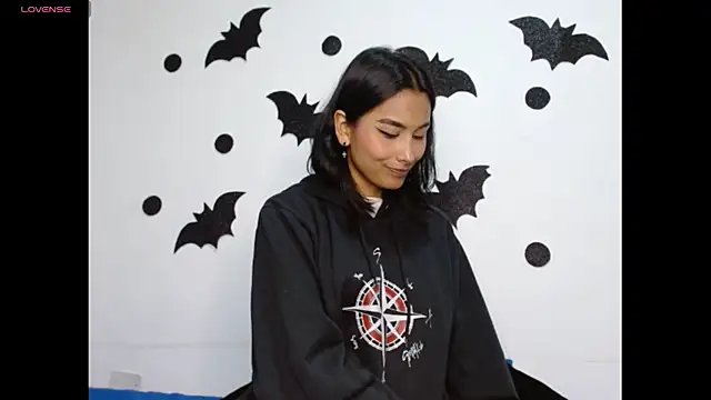 Gia Lee online show from 10-28-25, 02:59