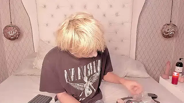 Snapshot of OliIverr22 chatting on 10-19-25, 01:12 OliIverr22 online show from 10-19-25, 01:12