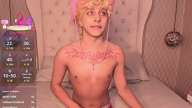 Snapshot of OliIverr22 chatting on 10-22-25, 01:22 OliIverr22 online show from 10-22-25, 01:22