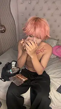 Snapshot of OliIverr22 chatting on 10-24-25, 12:01 OliIverr22 online show from 10-24-25, 12:01