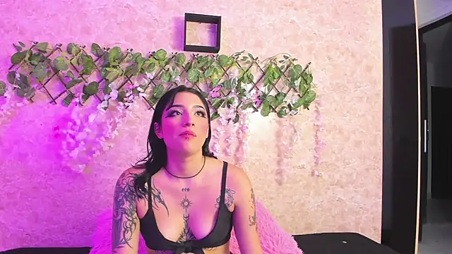 Snapshot of ImEmily444 chatting on 10-23-25, 02:00 ImEmily444 online show from 10-23-25, 02:00