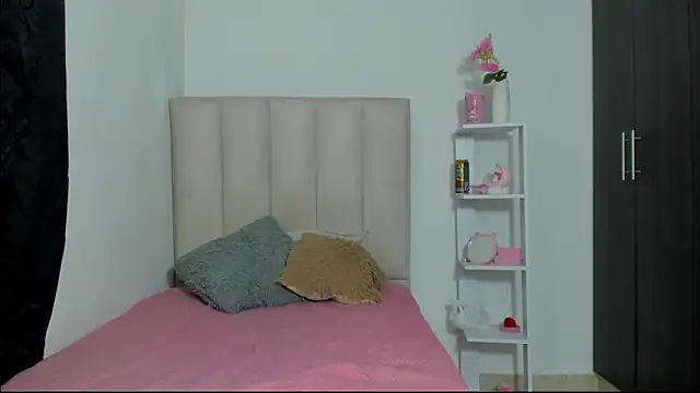 Snapshot of ImEmily444 chatting on 11-23-25, 03:39 ImEmily444 online show from 11-23-25, 03:39