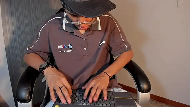 Daddy Darcks online show from 10-18-25, 07:47