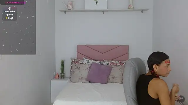 SarayVega  online show from 10-31-25, 07:37