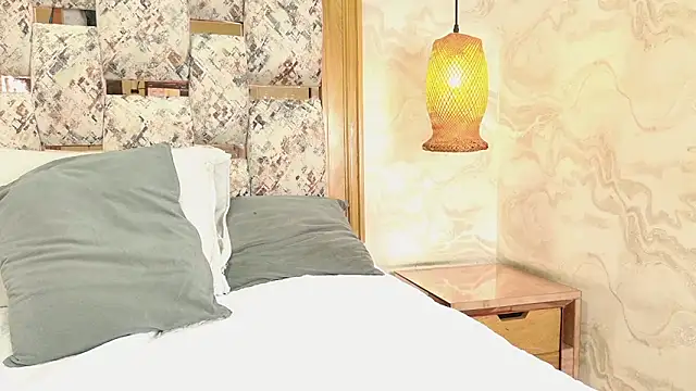 julyana mendez online show from 10-16-25, 07:37