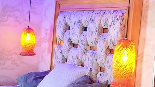 julyana mendez online show from 10-21-25, 07:47