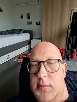 Snapshot of geilerd122 chatting on 11-23-25, 01:22 geilerd122 online show from 11-23-25, 01:22