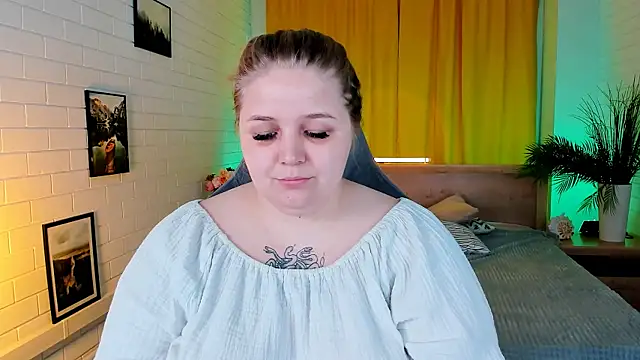 Snapshot of SladaDell chatting on 10-11-25, 05:17 SladaDell online show from 10-11-25, 05:17