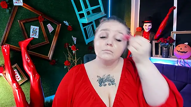 Snapshot of SladaDell chatting on 10-21-25, 05:19 SladaDell online show from 10-21-25, 05:19