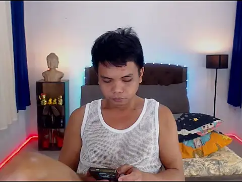 Snapshot of XExtraServiceManX chatting on 10-22-25, 04:07 XExtraServiceManX online show from 10-22-25, 04:07