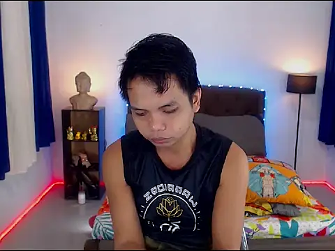 Snapshot of XExtraServiceManX chatting on 11-17-25, 02:01 XExtraServiceManX online show from 11-17-25, 02:01