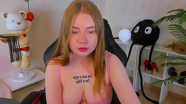 Lillie Berry online show from 10-19-25, 04:46