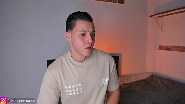 Snapshot of max_valiant1 chatting on 10-15-25, 04:12 max valiant1 online show from 10-15-25, 04:12