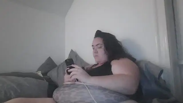 Snapshot of RoseNherThorns chatting on 09-20-25, 04:35 RoseNherThorns online show from 09-20-25, 04:35