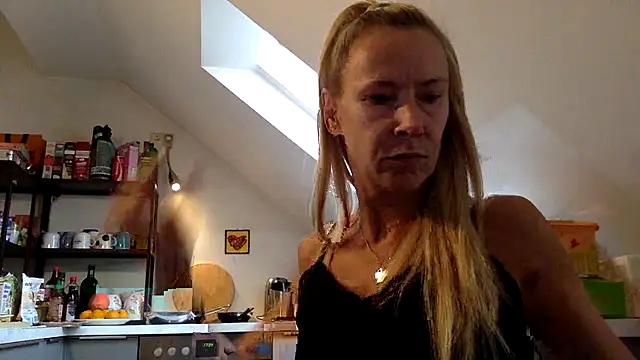 Snapshot of blondi2077 chatting on 09-12-25, 01:22 blondi2077 online show from 09-12-25, 01:22