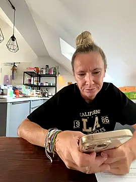 Snapshot of blondi2077 chatting on 09-16-25, 10:27 blondi2077 online show from 09-16-25, 10:27