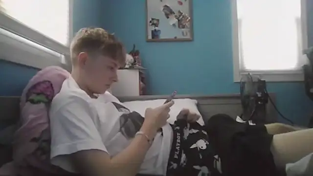 Snapshot of Liam_axel35 chatting on 11-15-25, 08:49 Liam axel35 online show from 11-15-25, 08:49