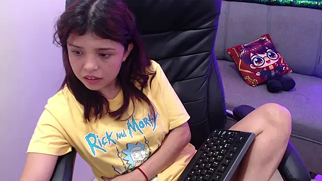 Snapshot of minnie_cake chatting on 10-10-25, 03:55 minnie cake online show from 10-10-25, 03:55